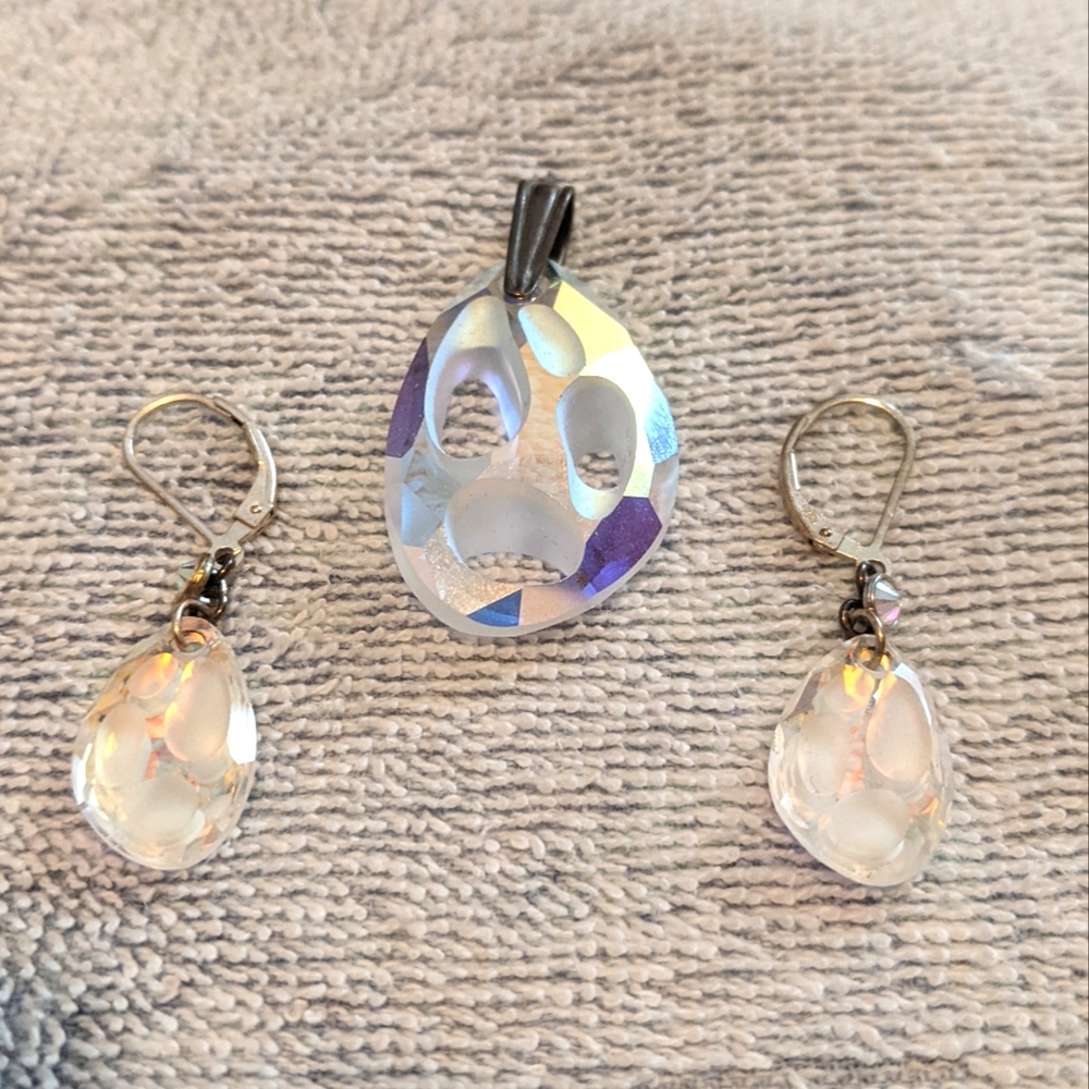 Beautiful Swarovski frosted crystal drop earrings and pendant set